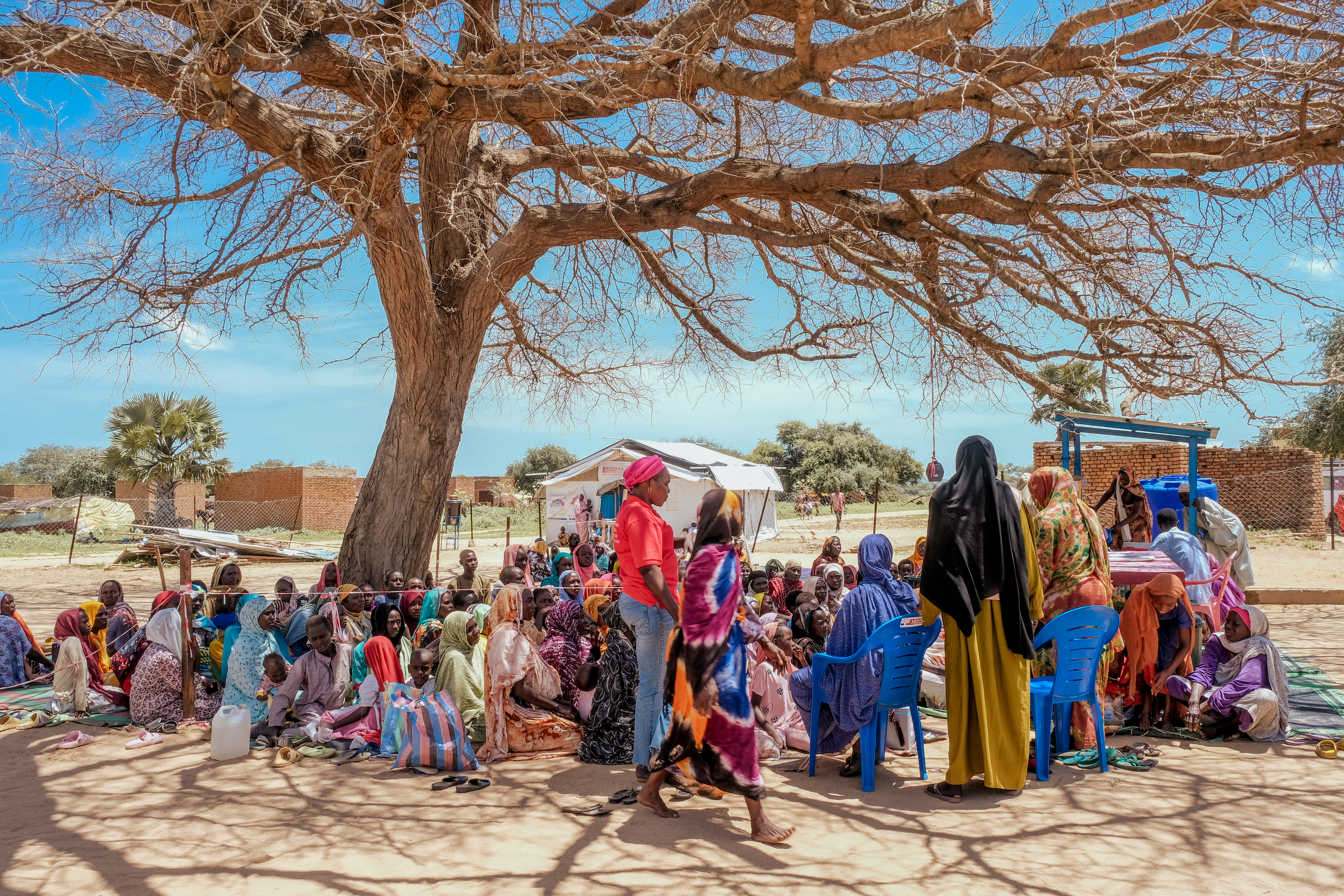 people waiting for their cholera vaccination