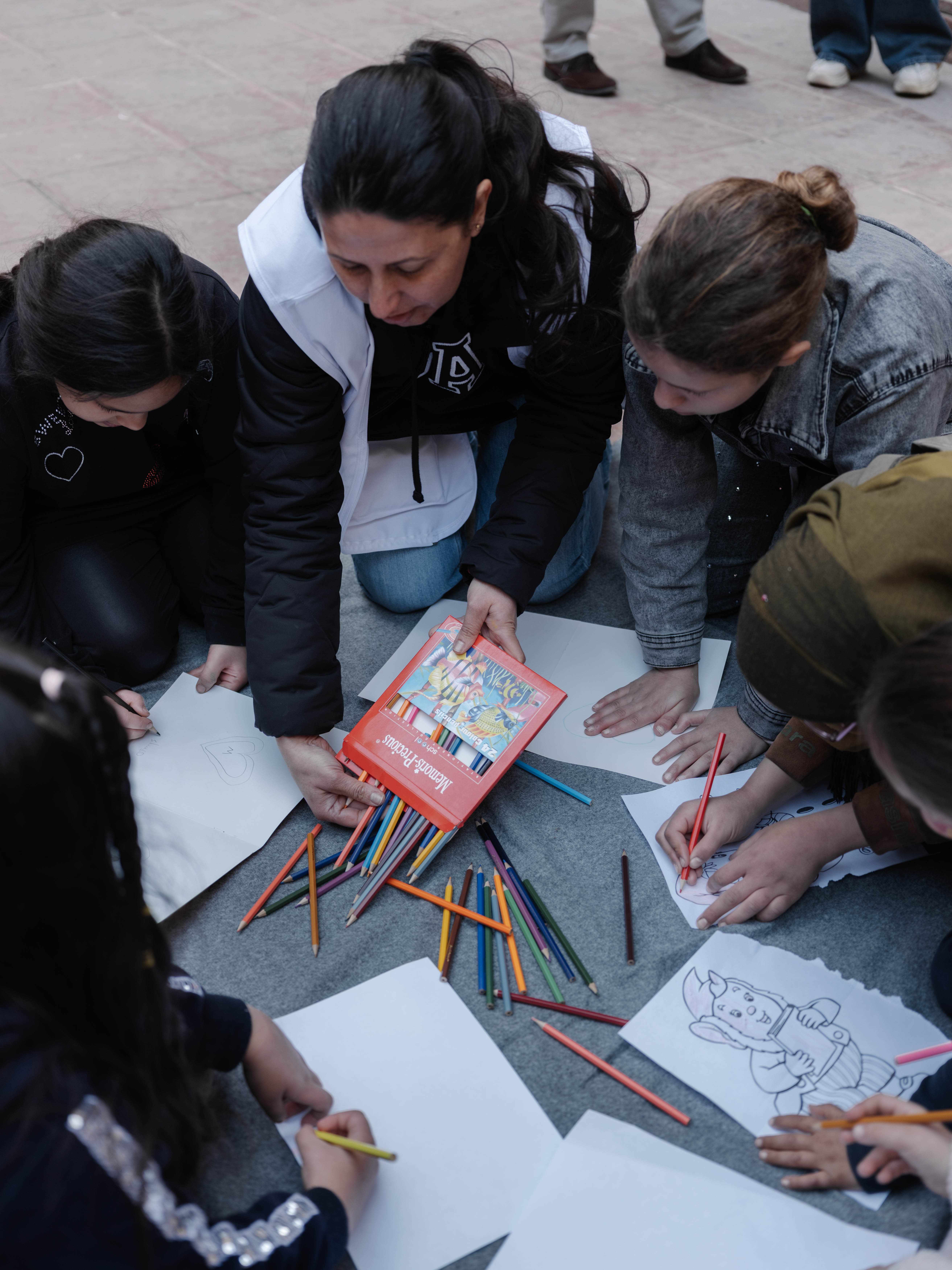 psychologist drawing with children