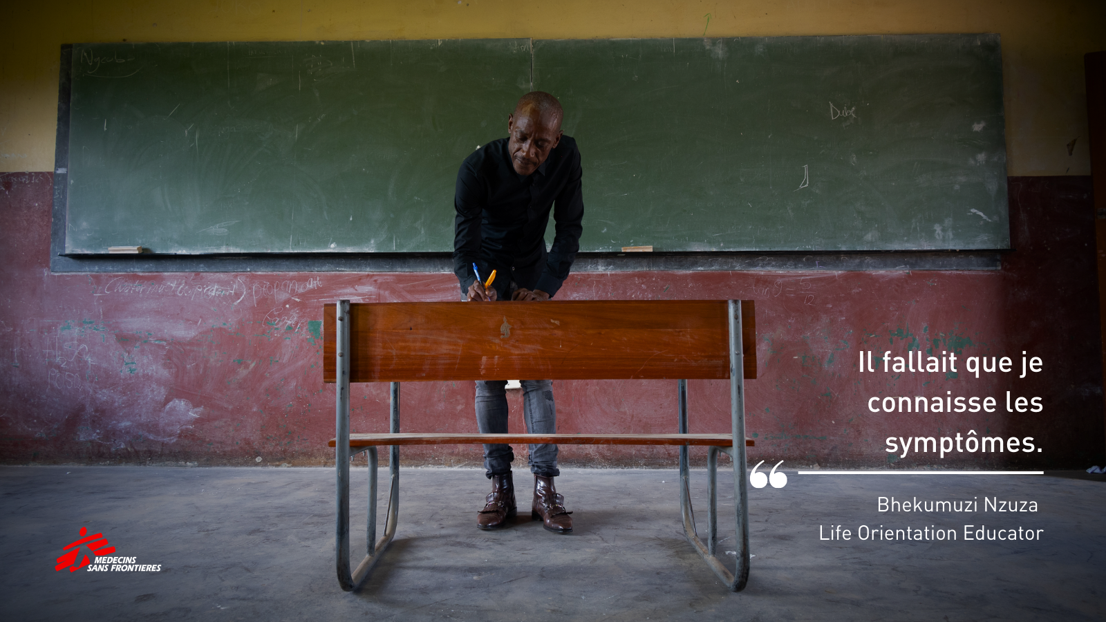 Un homme dans la salle de classe