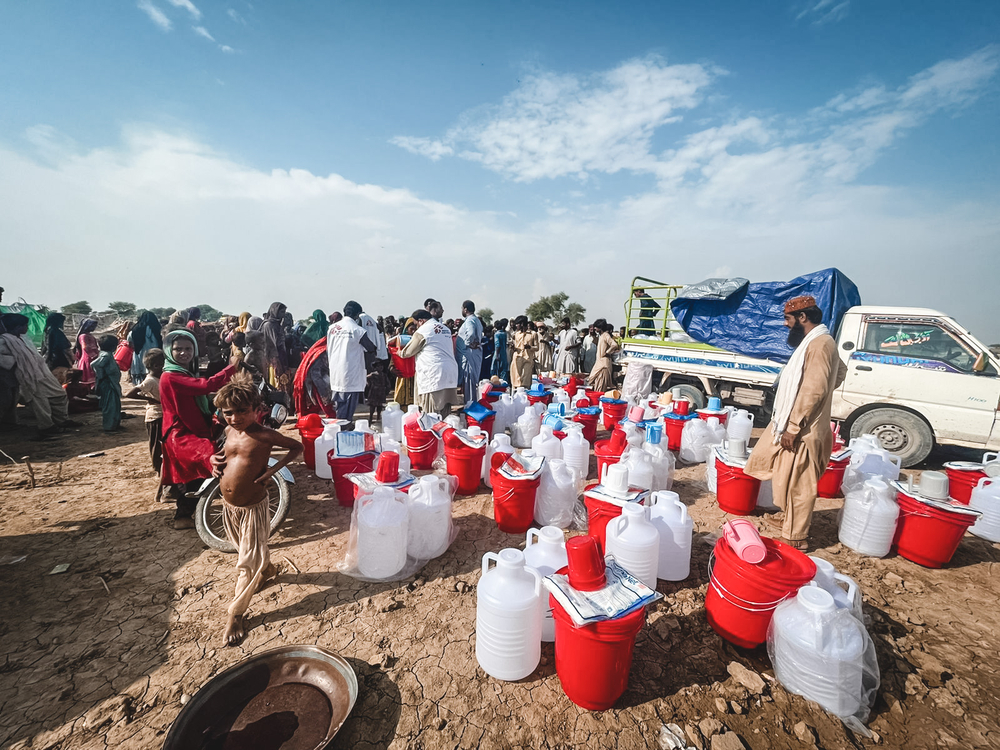 Les équipes d'intervention d'urgence de Dera Murad Jamali distribuent des kits de premiers secours aux familles touchées par les fortes pluies et les inondations. © MSF, 31 août 2022