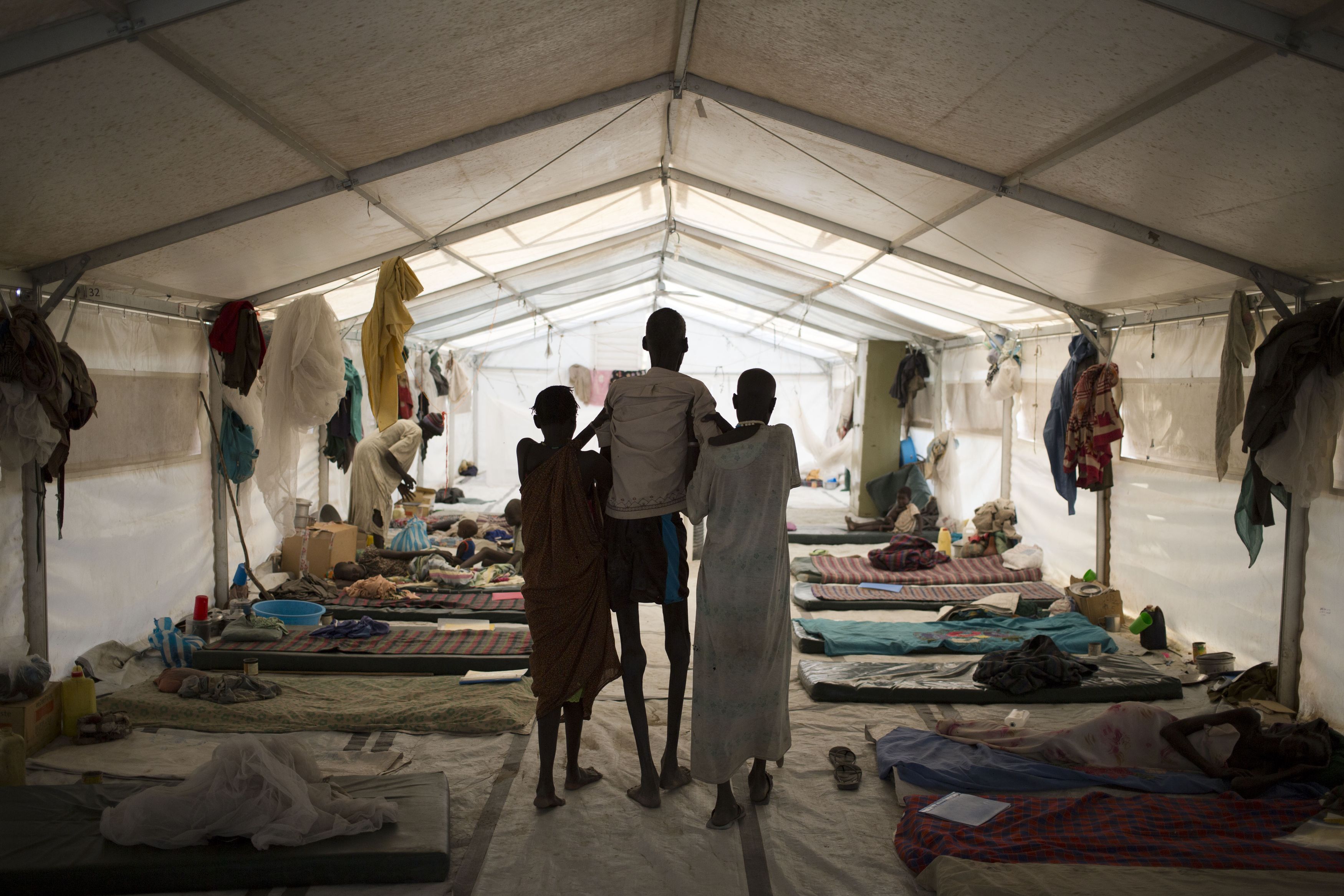 Een patiënt met kala azar wordt behandeld in een ziekenhuis van Artsen Zonder Grenzen in Lankien. © Karel Prinsloo. Zuid Sudan, 2015.