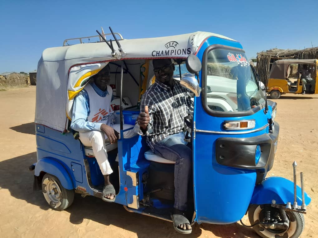 AZG personeel in tuktuk