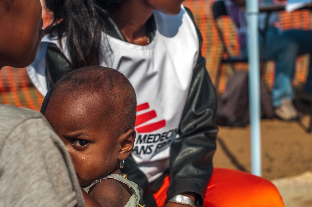 Als gevolg van de voedselonzekerheid loopt een groter aantal kinderen tussen zes maanden en vijf jaar een acuut ondervoedingsrisico tussen december en maart - de periode die overeenkomt met de uitputting van de voedselvoorraden vóór de volgende oogst. Sinds begin juni heeft AZG, in samenwerking met het Ministerie van Volksgezondheid, een voedingsprogramma opgezet in Ambovombe (regio Androy). Momenteel behandelen we ongeveer 150 kinderen in het programma. De voedselsituatie is sinds juli verbeterd dankzij de komst van onverwachte regen en een betere toegang tot voedsel voor het midden van het seizoen.   Vertaald met www.DeepL.com/Translator (gratis versie)