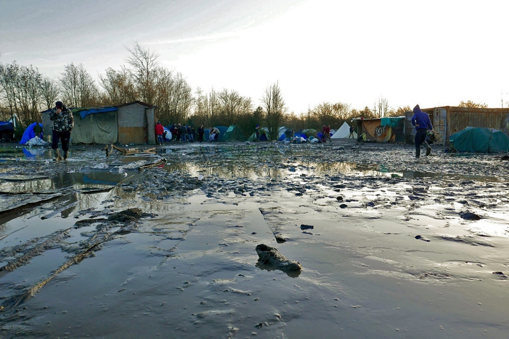 Het vluchtelingenkamp van Grande-Synthe, vóór de verhuis naar een nieuw, door Artsen Zonder Grenzen gebouwd kamp. Het mag geen verbazing wekken dat in kampen met deze levensomstandigheden mazelenepidemieën uitbreken. Martin Plaut/AZG. Frankrijk, 2016.