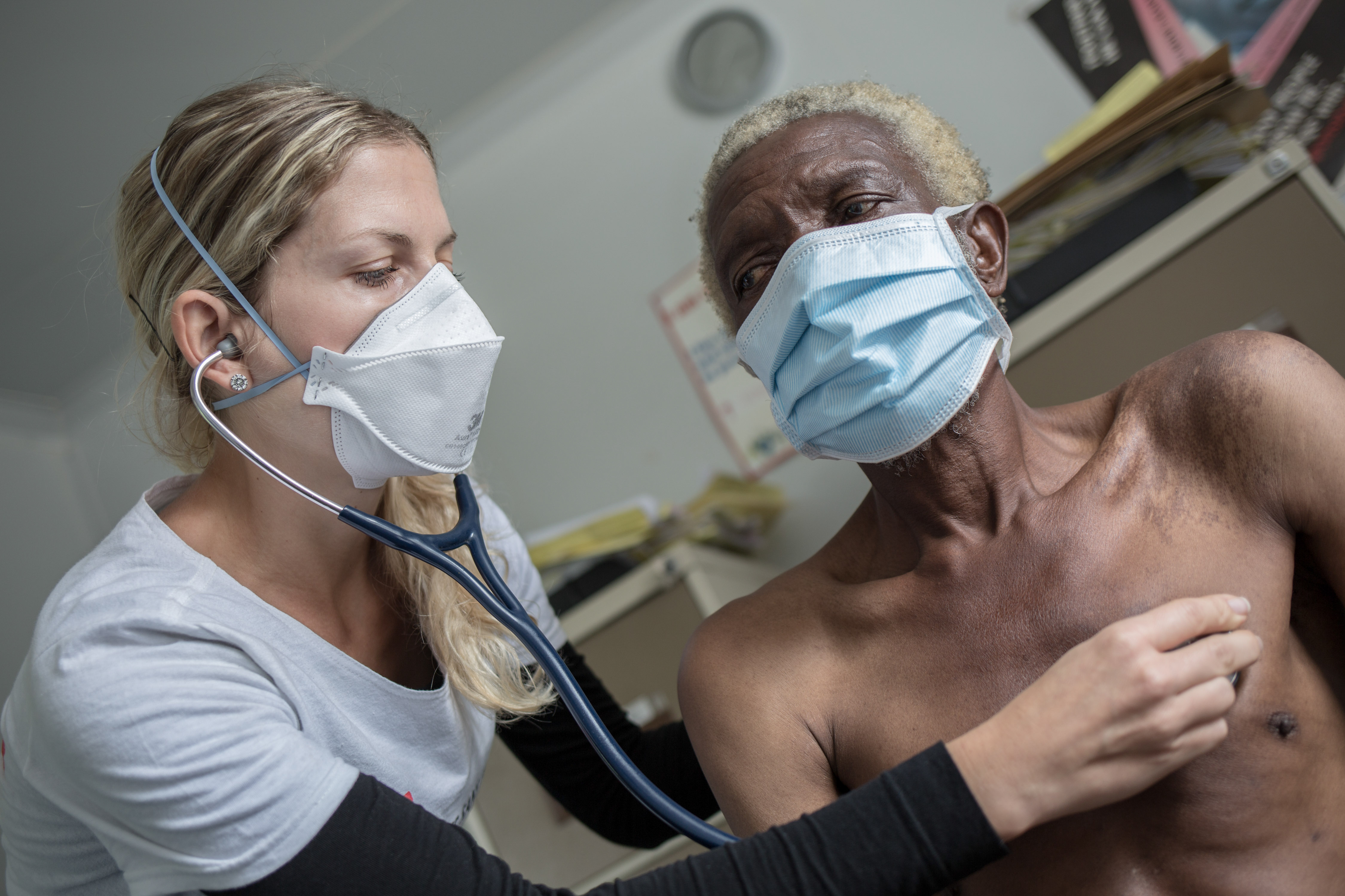 Samuel, 66 ans, suspecté de tuberculose, est examiné par une médecin de MSF à la clinique de Matsapha. © Alexis Huguet, 2016