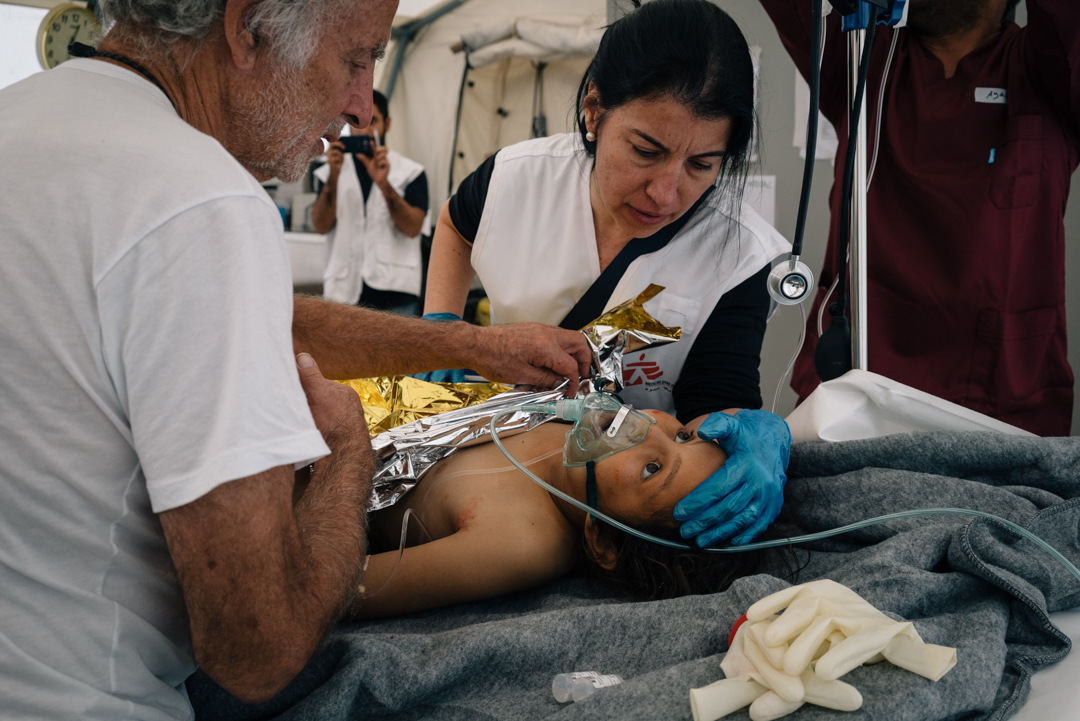 Un enfant admis à l’hôpital de chirurgie traumatologique d’urgence de Hamam al-Alil,  à 30 kilmètres au sud de Mossoul. © Alice Martins, avril 2017