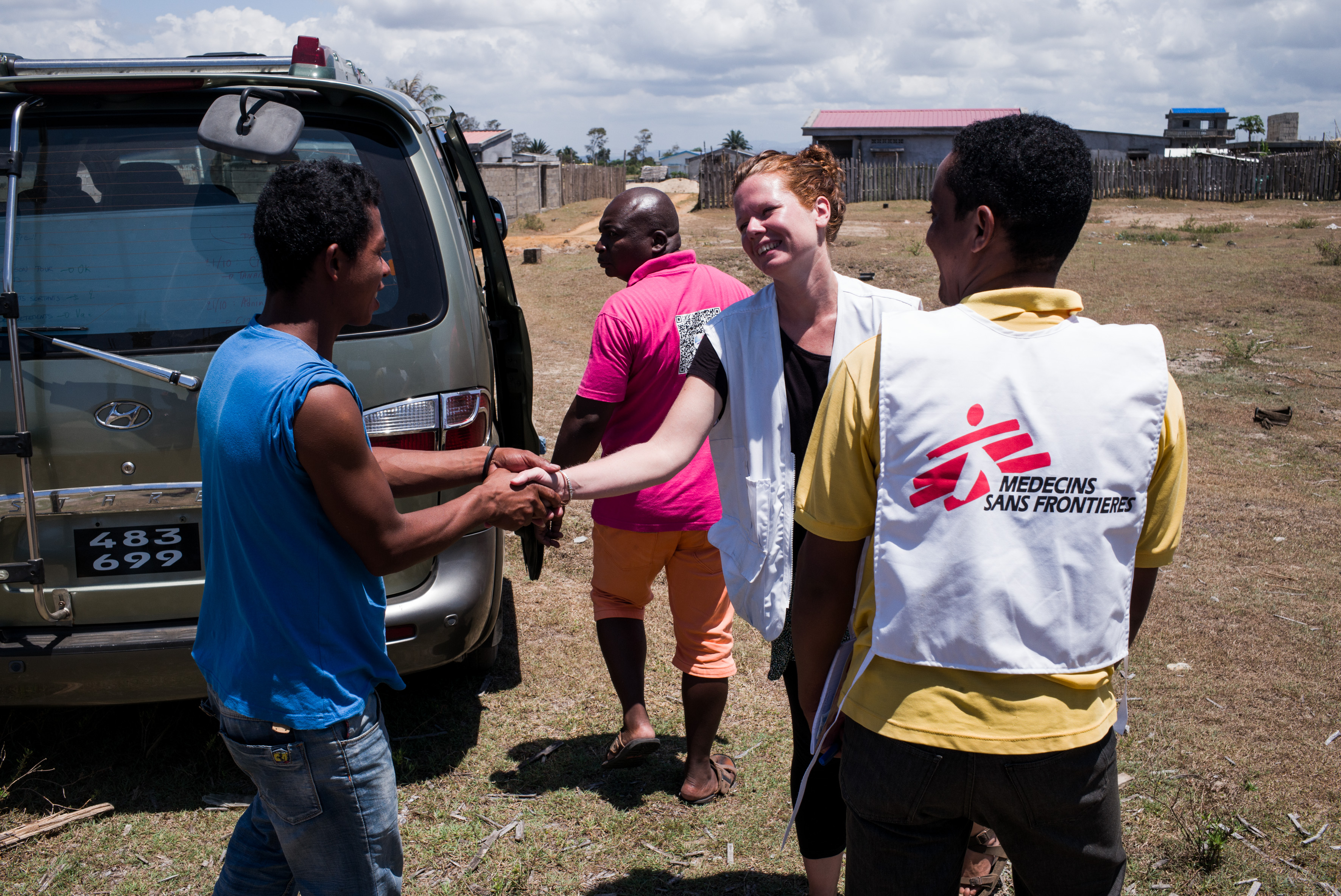 Deze 28-jarige patiënt werd door onze teams behandeld voor de pest en genezen verklaard. Gezondheidswerkers hebben hem daarna vergezeld naar zijn werkgever om te getuigen dat hij geen gevaar meer was voor besmetting van anderen. © RIJASOLO/Riva Press, oktober 2017.