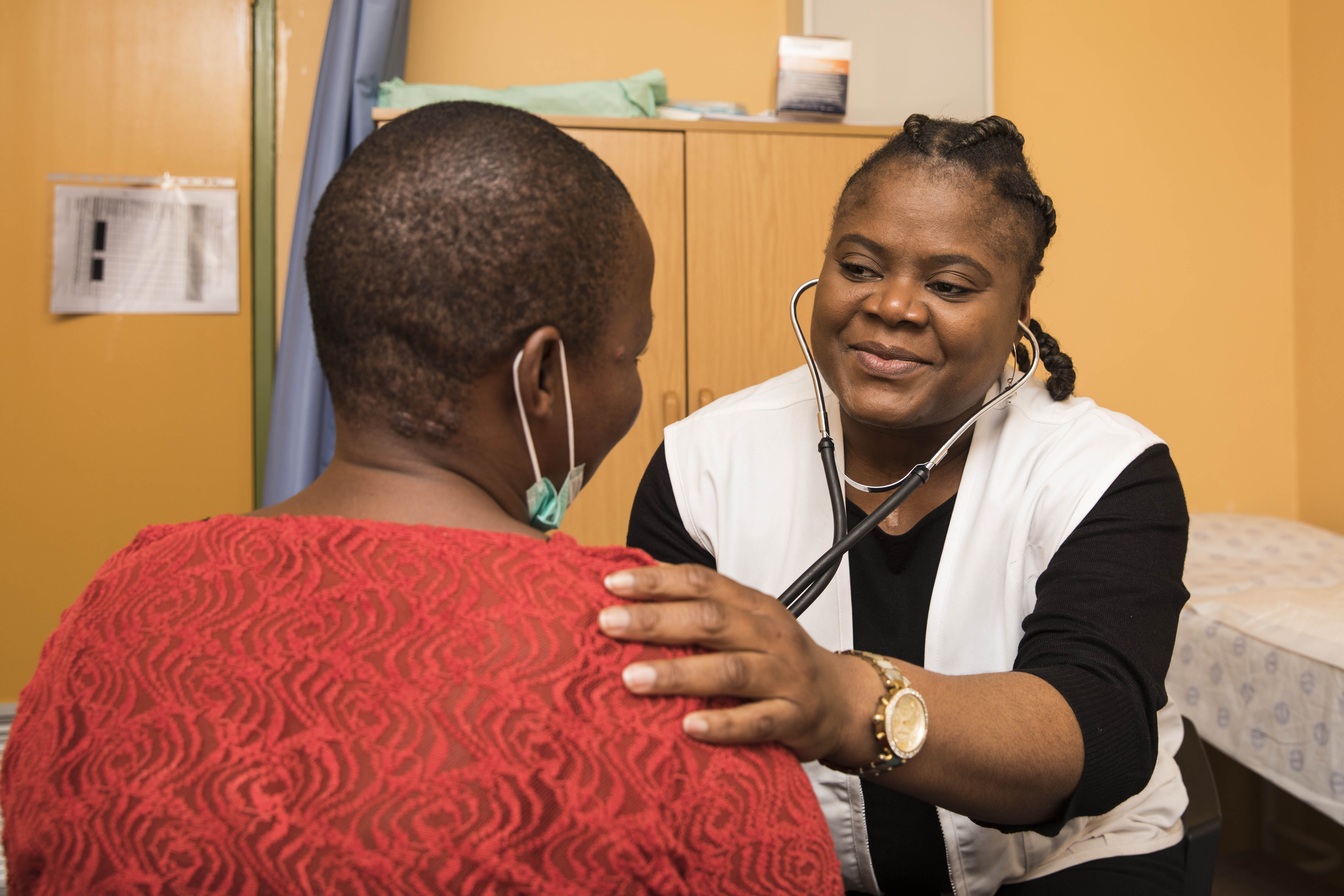 Un médecin ausculte une patiente dans l’unité VIH/tuberculose du Centre de santé communautaire Michael Mapongwane de Khayelitsha, Cap-Occidental, où MSF collabore avec le ministère de la Santé pour fournir une gamme de services intégrés de lutte contre la tuberculose. © Oliver Petrie, juillet 2018