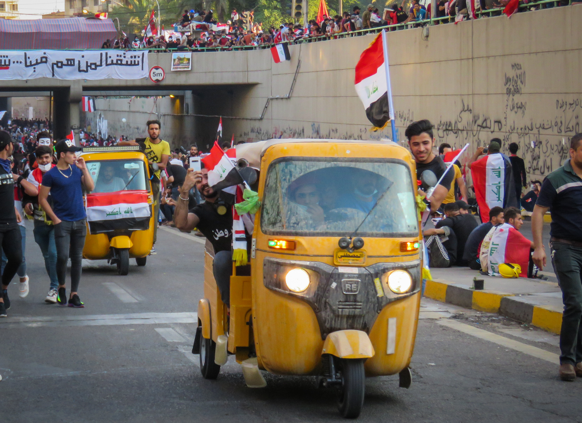 Lorsque la réponse aux manifestations de Badgad est devenue violente, les tuk-tuks - habituellement utilisés comme taxis - ont commencé à transporter les manifestants blessés vers les hôpitaux, et sont devenus les « ambulances de la nation ».  © Nabil Salih