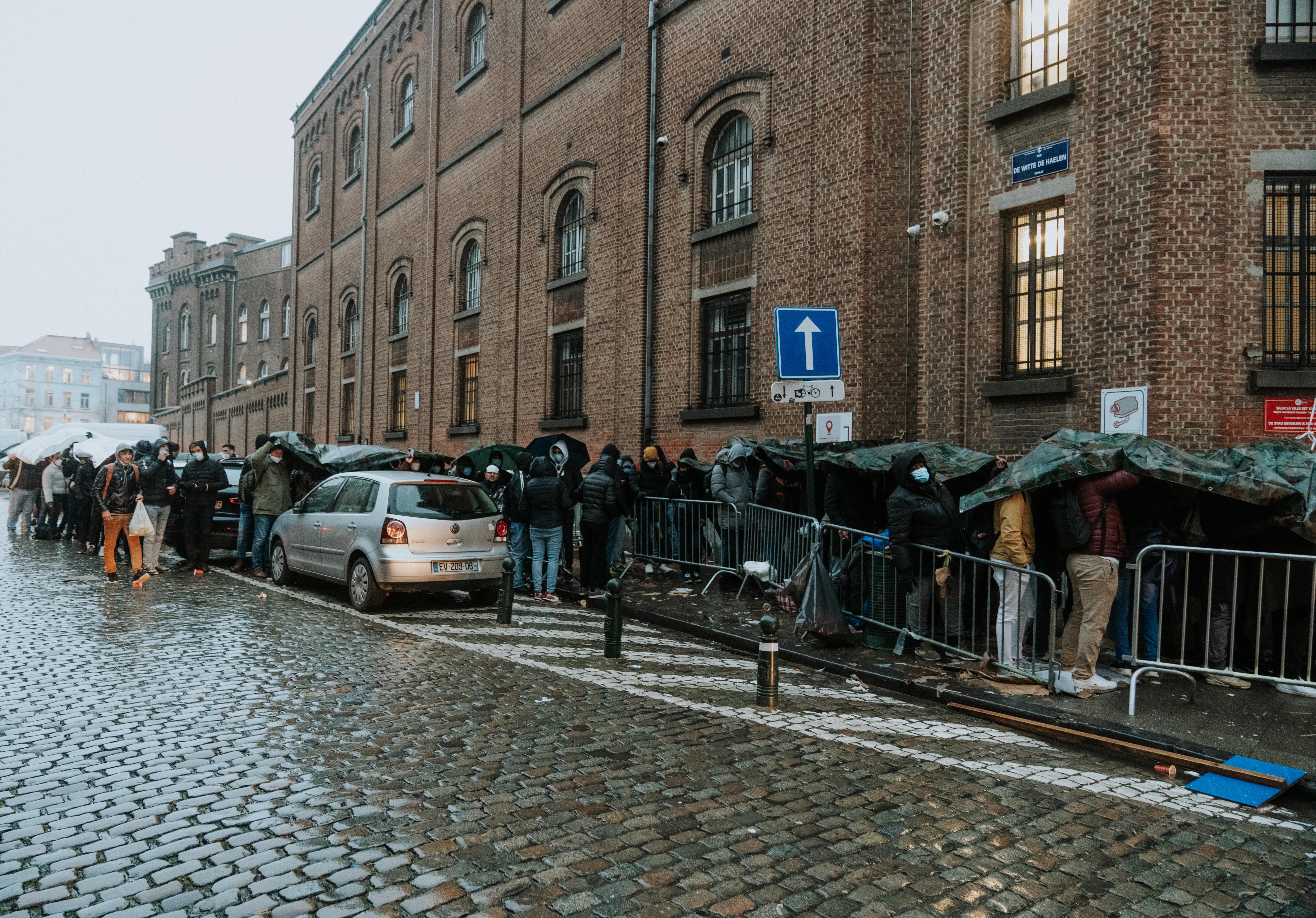 Eind vorig jaar nog stonden honderden asielzoekers letterlijk op straat. Dagenlang probeerden ze tevergeefs zich aan te melden bij een overvol opva,gsysteem