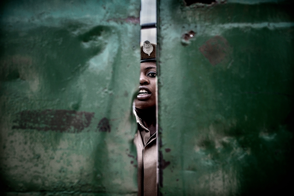 Une équipe médicale de Médecins Sans Frontières dispense des soins dans la #prison de #Maula. Beaucoup de détenus sont en mauvaise santé à cause des piètres conditions de vie. © Luca Sola