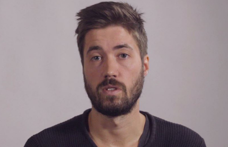 Henry Bonte is arts en getuigt over een jongetje dat tijdens één van zijn consultaties in Zuid-Soedan werd binnengebracht met een schotwonde in de kaak.Het jongetje kon niet meer zelfstandig slikken en dreigde te stikken in zijn eigen bloed en speeksel. 