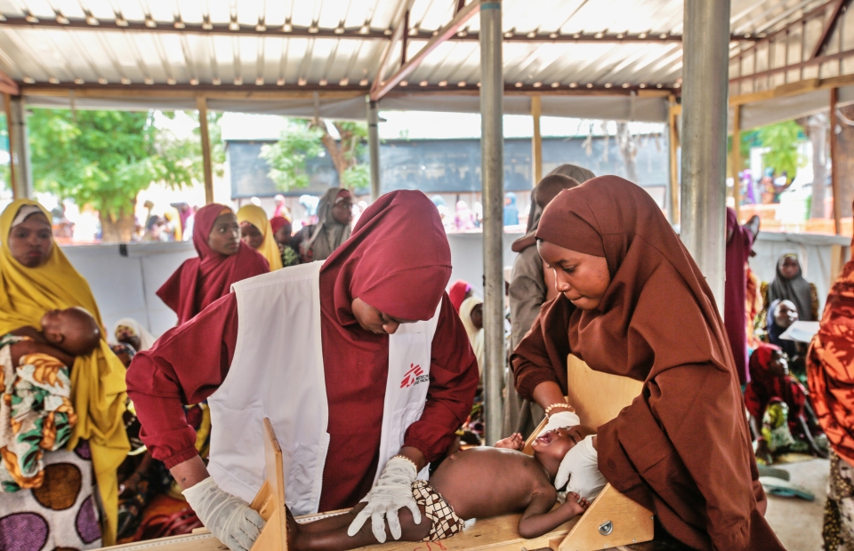 Een kind wordt onderzocht door een AZG-team in Kofar Marusa, Katsina State, Nigeria