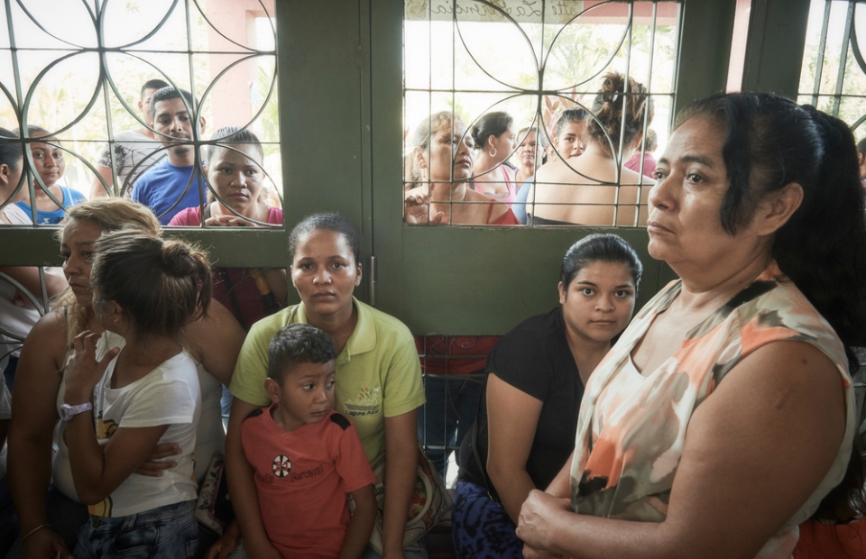 Des patients et patientes attendent au centre de santé de Choloma, au Honduras.