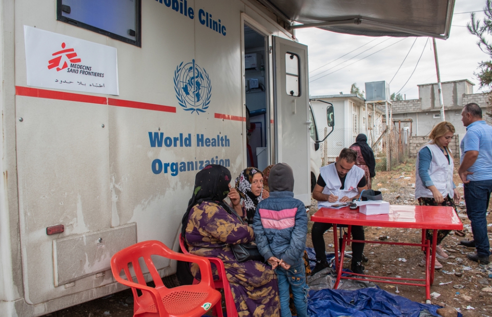 een mobiele kliniek in het stadje Khaleh