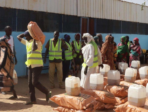 Medewerkers delen voedsel uit in een MSF-centrum voor de behandeling van ondervoeding in Zuid-Darfur, Soedan 2025 © Abdoalsalam Abdallah