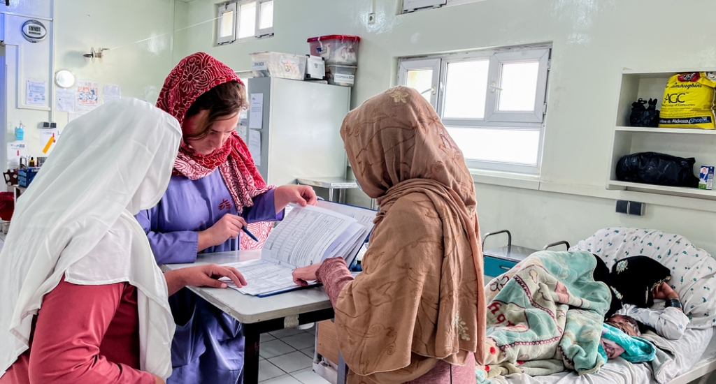 Des gynécologues de Médecins Sans Frontières vérifient les dossiers médicaux des mères à la maternité de Khost.