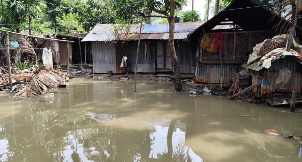 Overstromingen in Noakhali hebben huizen, gewassen en wegen beschadigd. 