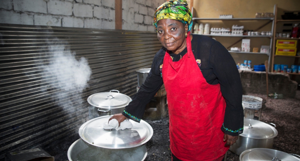 Josephine-Charlotte est en charge de la cuisine, c'est sa première mission avec MSF © Dieter Telemans. Kinshasa, 2016.